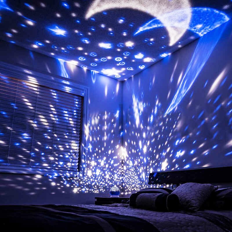 ห้องแสงสว่างในอพาร์ตเมนต์เต็มไปด้วยดวงดาวบนท้องฟ้า