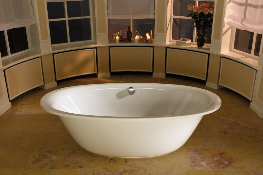 Puting oval bath sa isang pribadong bahay
