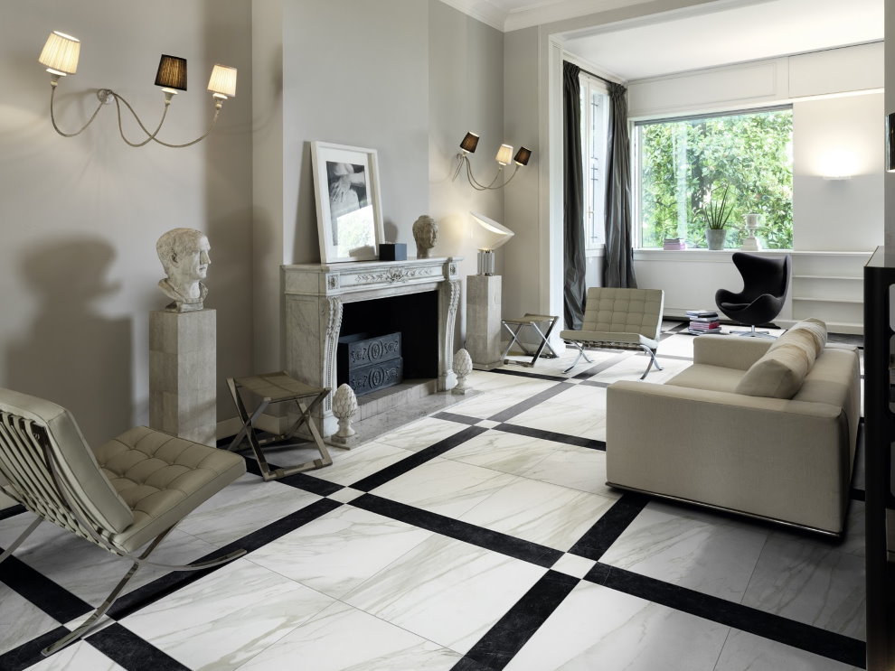Camino nel soggiorno con pavimento in marmo