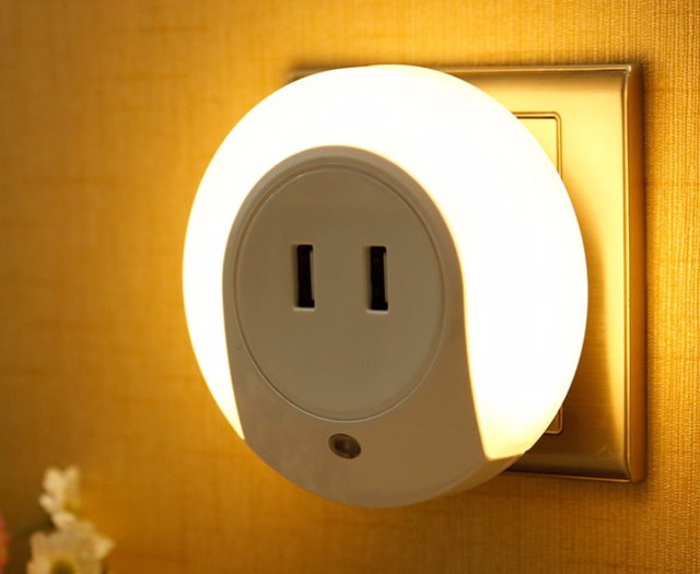Noćna svjetiljka s adapterom za utikač u utičnici spavaće sobe