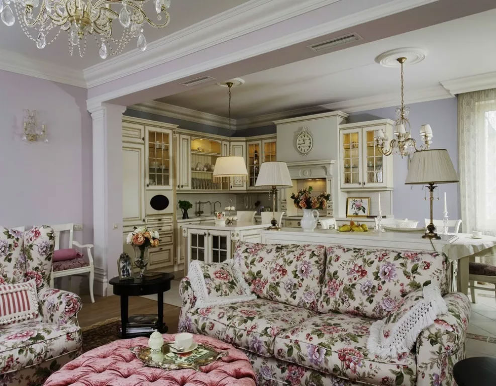 Motley kárpitos kanapé Provence stílusú nappali szobában