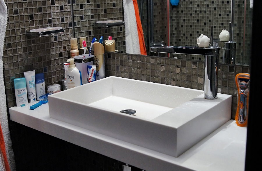 White bathbasin sa isang acrylic countertop