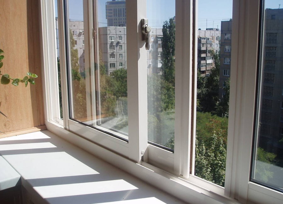 Vidros de varanda deslizante em um apartamento na cidade