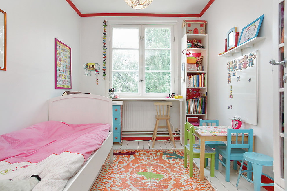 Cameră albă pentru copii, cu decor luminos