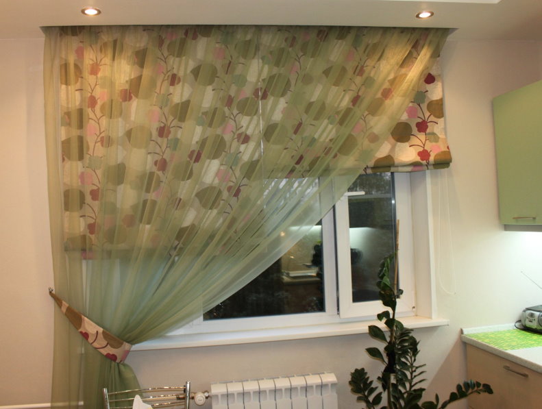 Cortinas romanas na janela da cozinha com uma cortina assimétrica