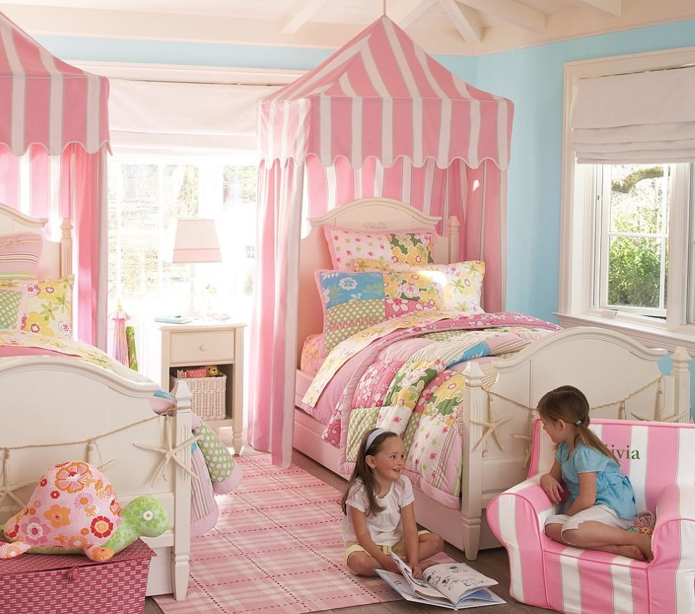 Rozā bērnu istabas interjers