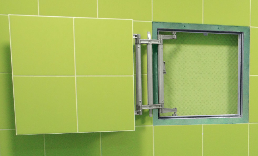 Azulejo verde claro en la puerta de la escotilla de inspección