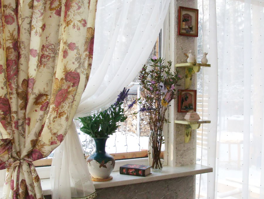 Kvetinová potlač v záclone v štýle Provence