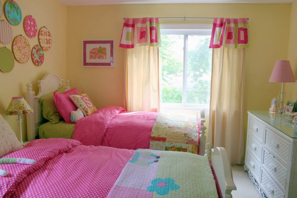 Light curtains in the bedroom for two girls