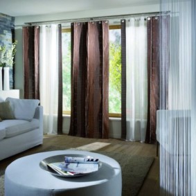záclony v fotografickom dizajne obývacej izby