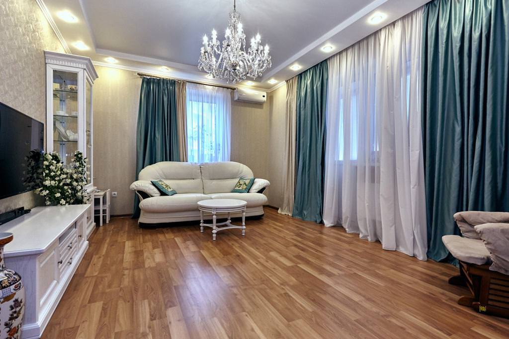 záclony v fotografickom dizajne obývacej izby