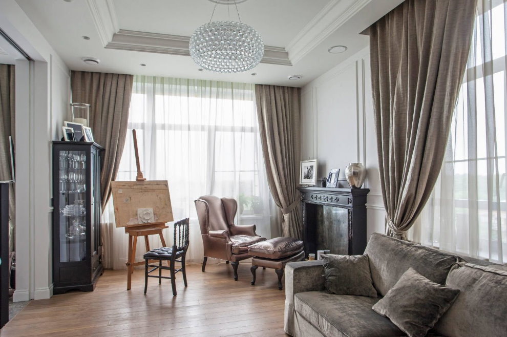 Mākslinieka molberts neoklasicisma stila viesistabā