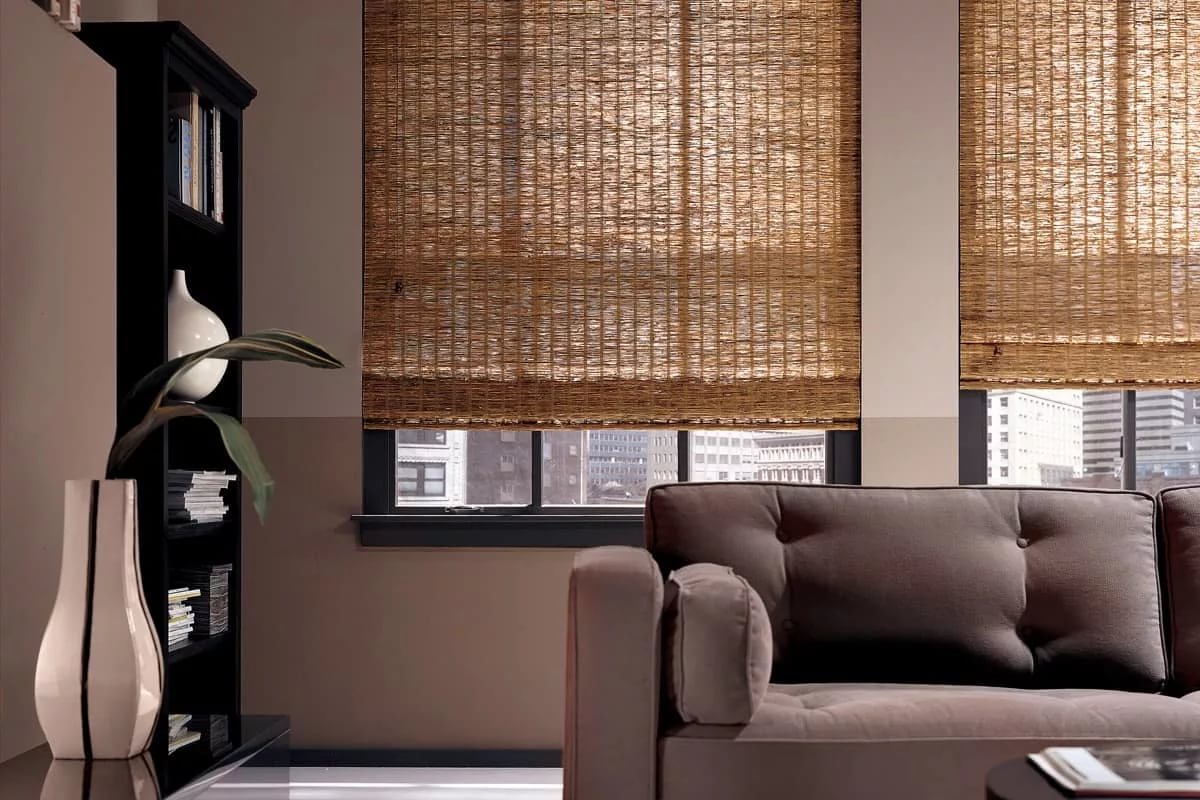 cortinas no corredor em duas janelas de bambu