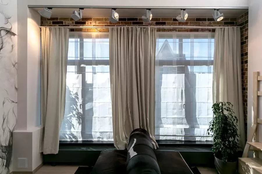 Vorhänge in der Halle auf Foto mit zwei Fenstern