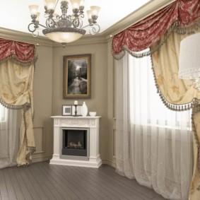 cortines al vestíbul amb dues decoracions fotogràfiques de les finestres