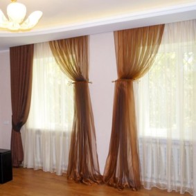 gardiner i hallen på två fönsterfoto av interiören