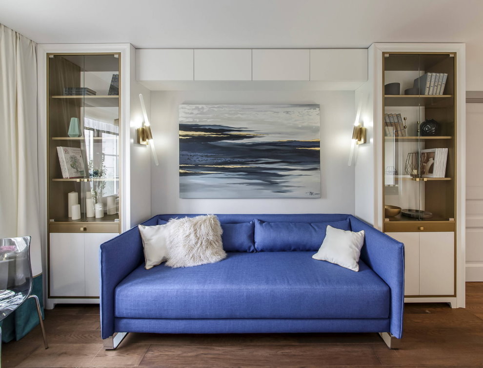 ספה כחולה בסלון של דירת סטודיו