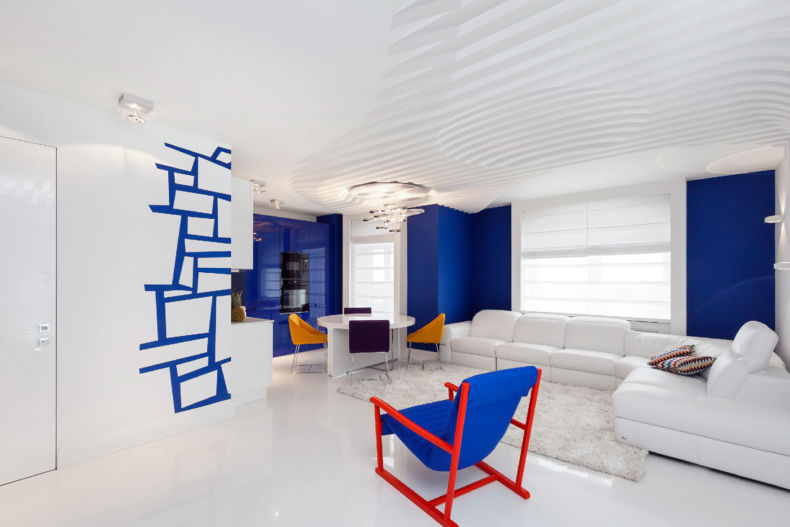 Blue accents in the white room of a private house