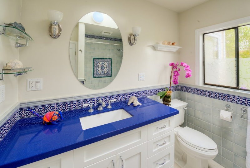 Taulell acrílic de color blau al bany amb finestra