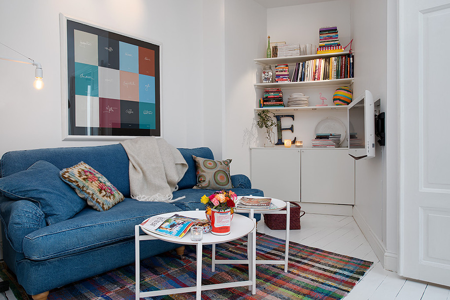 Kék kanapé egy kis skandináv stílusú nappali