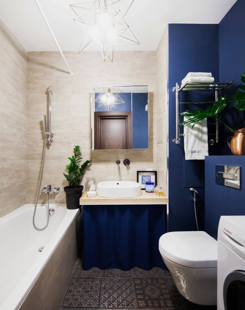 Kék falak a kombinált fürdőszobában