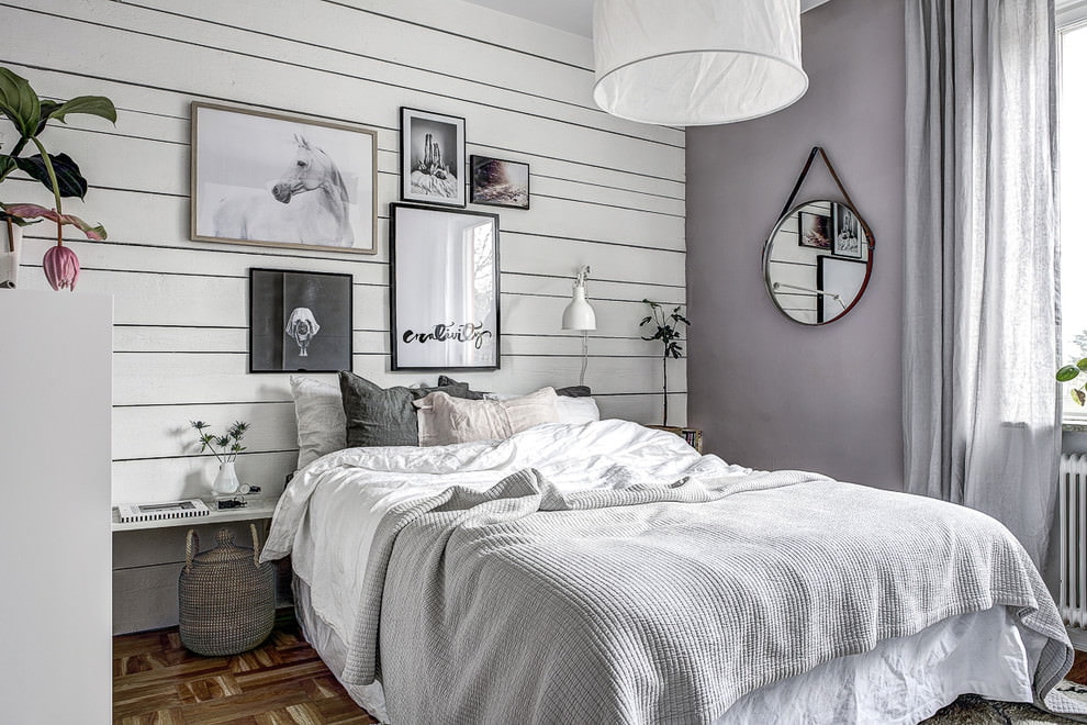 Cozy υπνοδωμάτιο με ένα απλό εσωτερικό