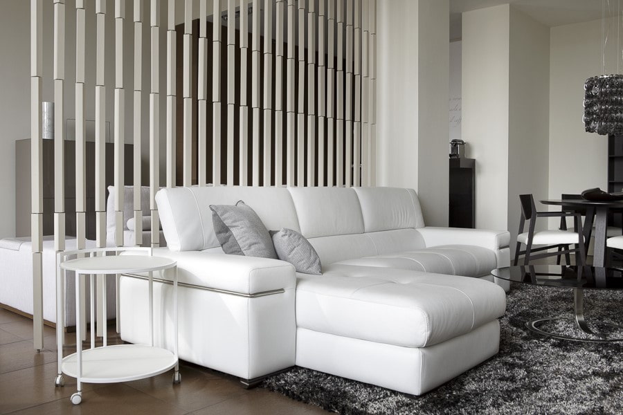 bilik tidur moden dengan sofa