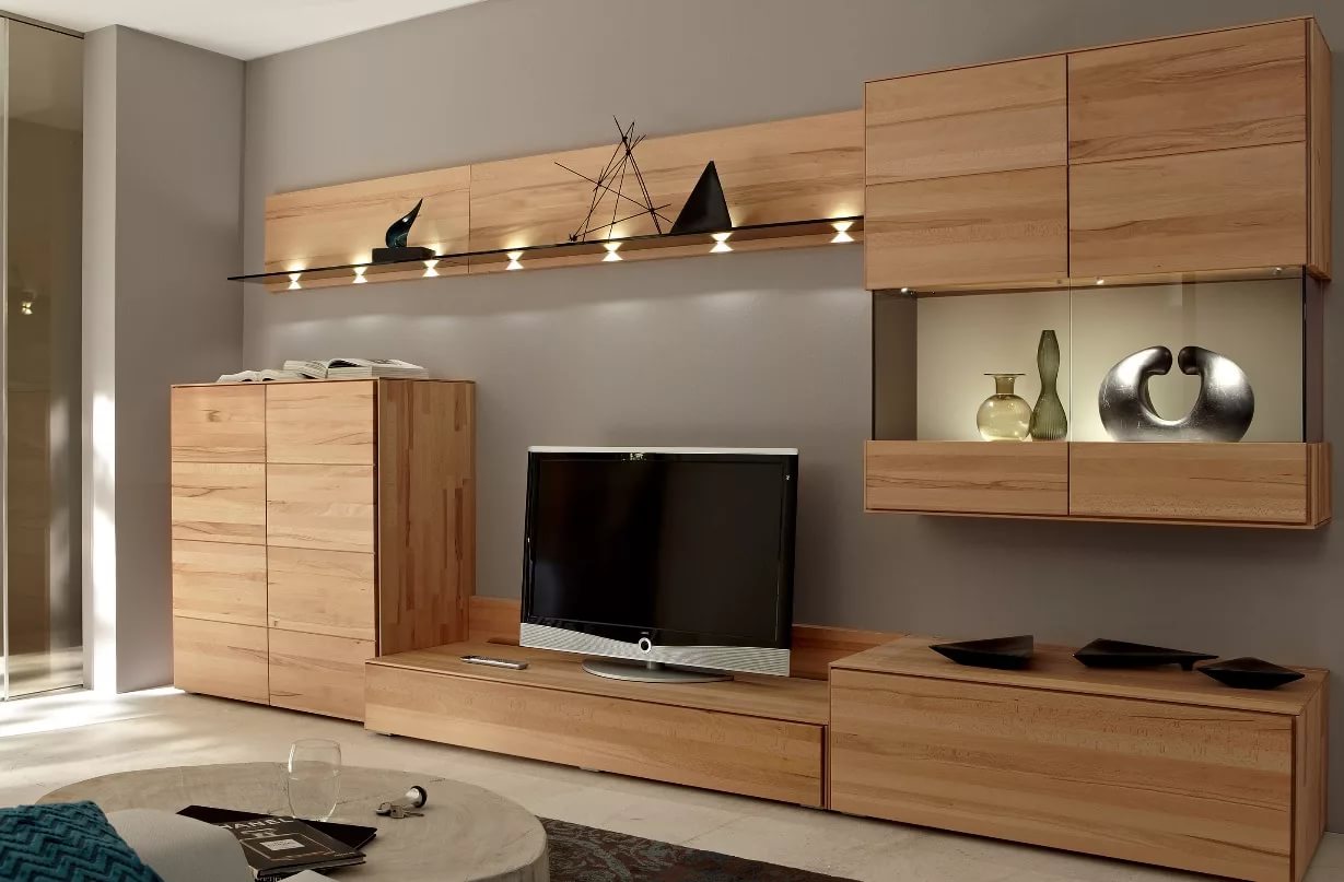 Televízna stena v obývacej izbe z dreva