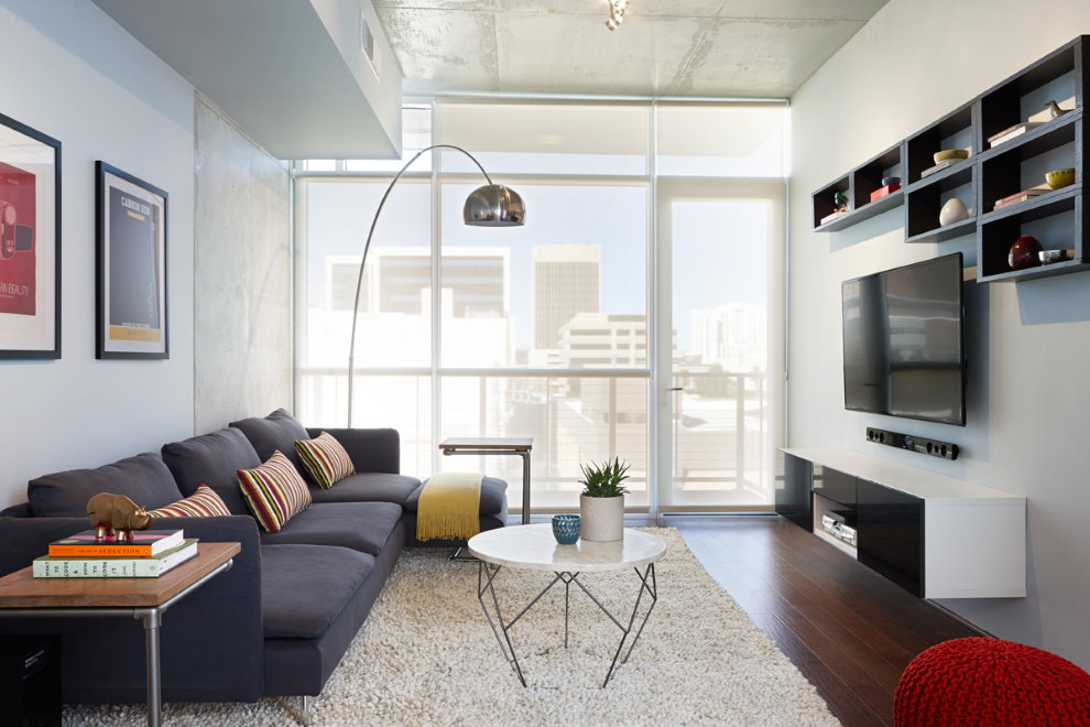 Világos falak egy high-tech stílusú nappali szobában