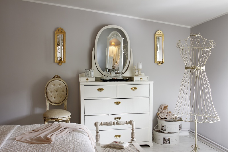 Kumodes spogulis klasiskā guļamistabā