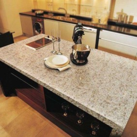 taula de pedra artificial a la cuina