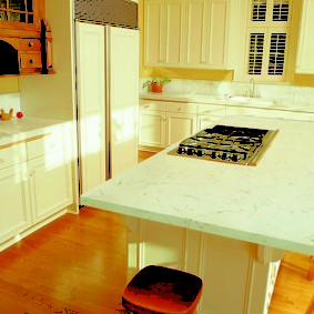 meja yang dibuat dari batu tiruan di dalam gambar dalaman dapur