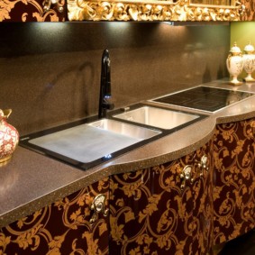 stol od umjetnog kamena u kuhinji vrste dizajna