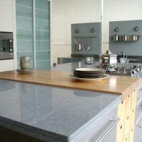 bord laget av kunststein på kjøkkenet