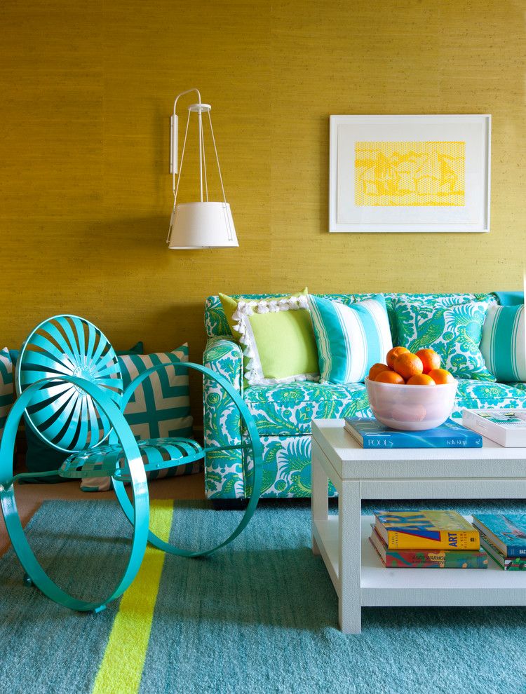 Originele fauteuil in de hal met een turquoise tapijt