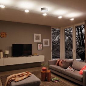 A lámpák lineáris elhelyezése a nappali mennyezetén