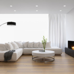 Ruang tamu yang terang dengan gaya minimalis.