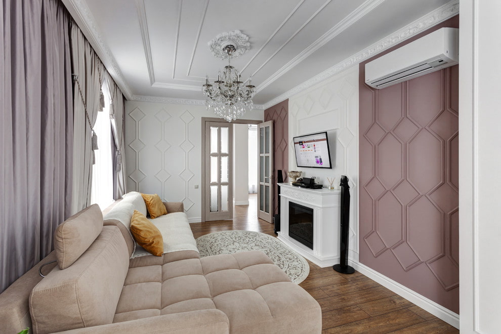 Neliela viesistaba neoklasicisma stila dzīvoklī