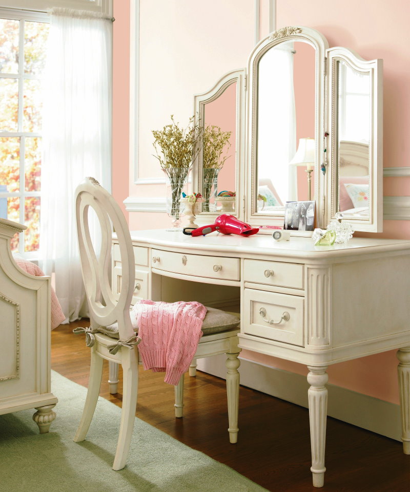 Treliça de cor clara em uma sala com uma parede rosa