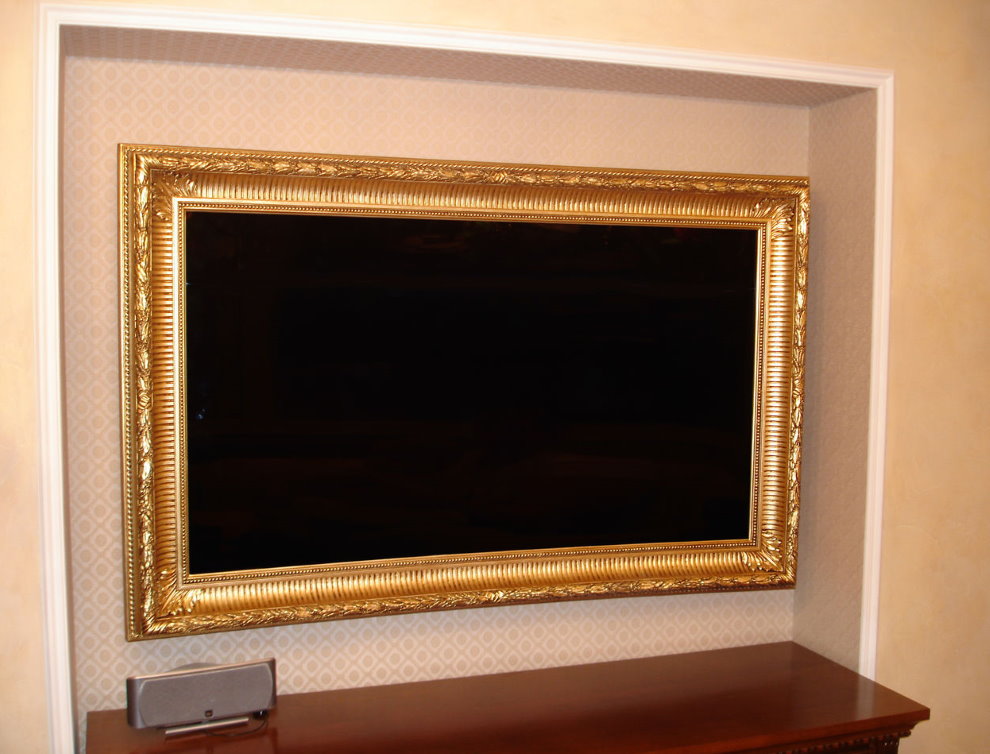 TV sa isang kahoy na frame sa angkop na lugar sa dingding