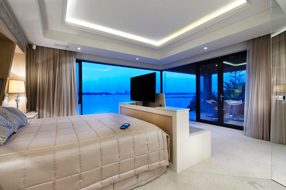Uttrekkbar TV på soverommet med panoramavinduer