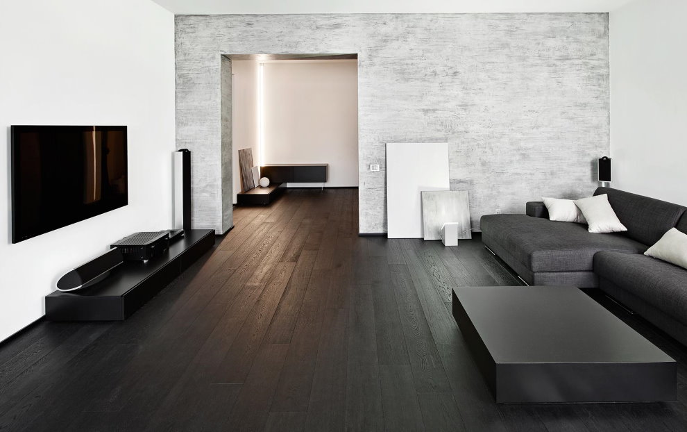 Tágas minimalista szoba