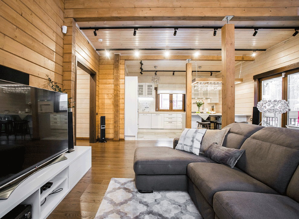 Vasúti lámpák egy fából készült ház nappali szobájában