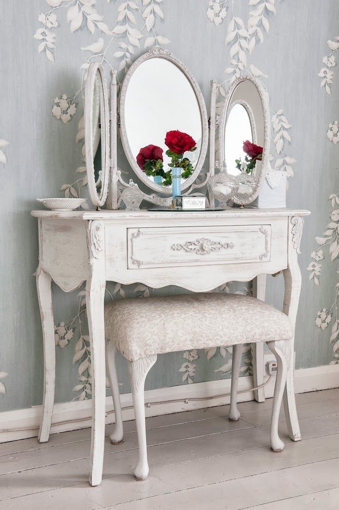 Toalettbord med trippel speil for et Provence soverom