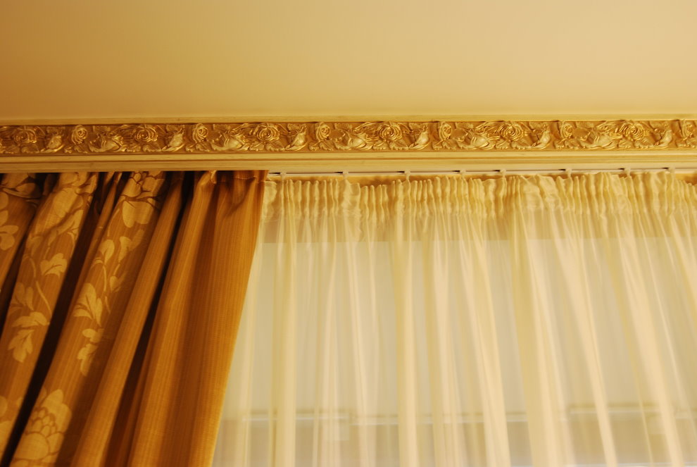 Fastening of tulle and curtains on a framing molding