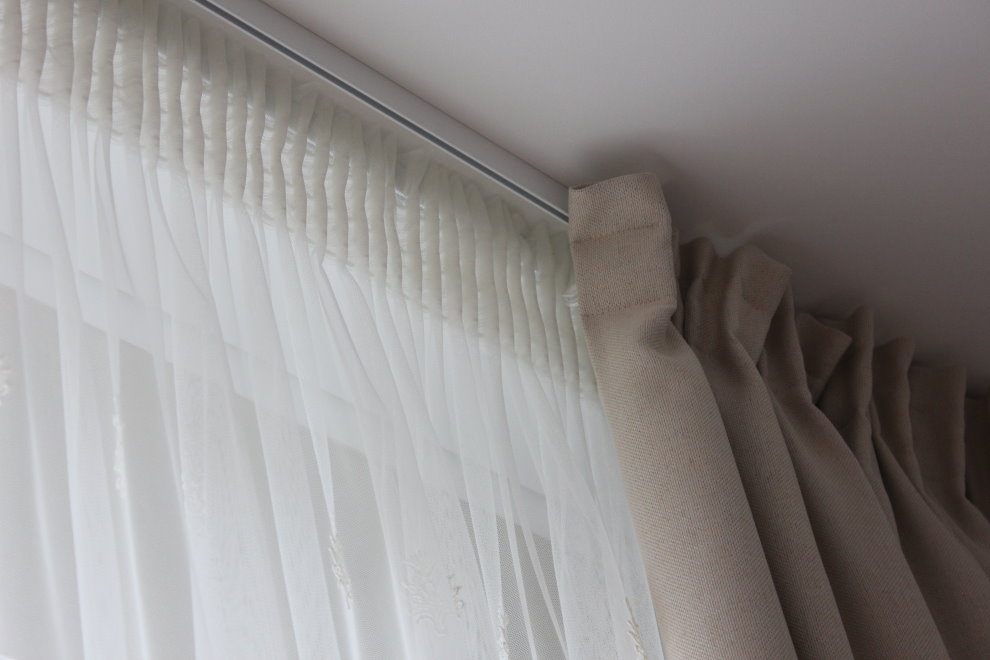 Fastening tulle on an aluminum ledge under the living room ceiling