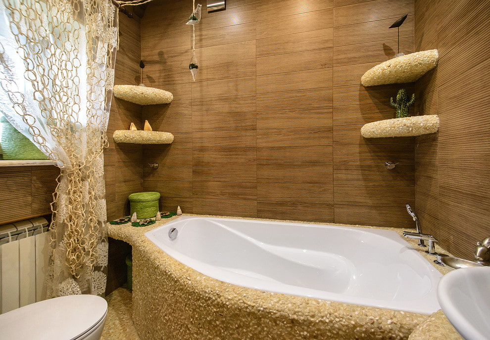 Inbyggt badkar gjord av gjutjärn i ett rum med fönster