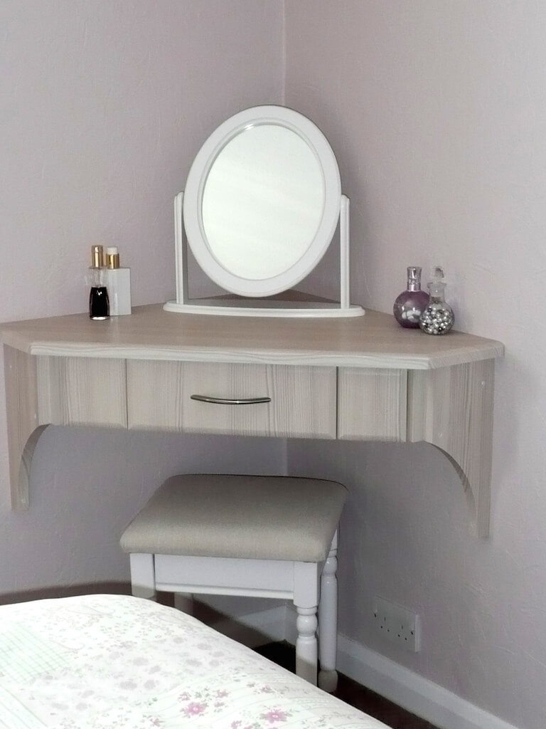 Oval spegel på ett hängande bord