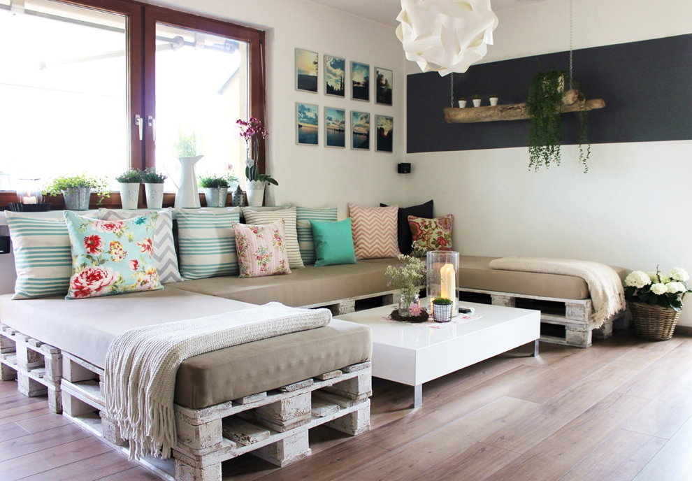 Do-it-yourself corner sofa from old pallets