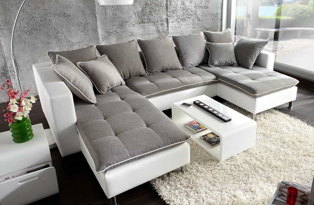 canapea de colț gri în sufragerie